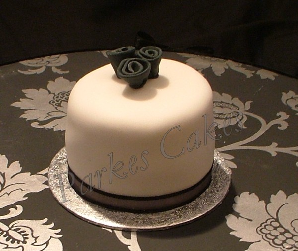 b&w mini ribbon rose (600 x 505)